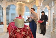 Bilawal visits mausoleum of Bhutto family martyrs