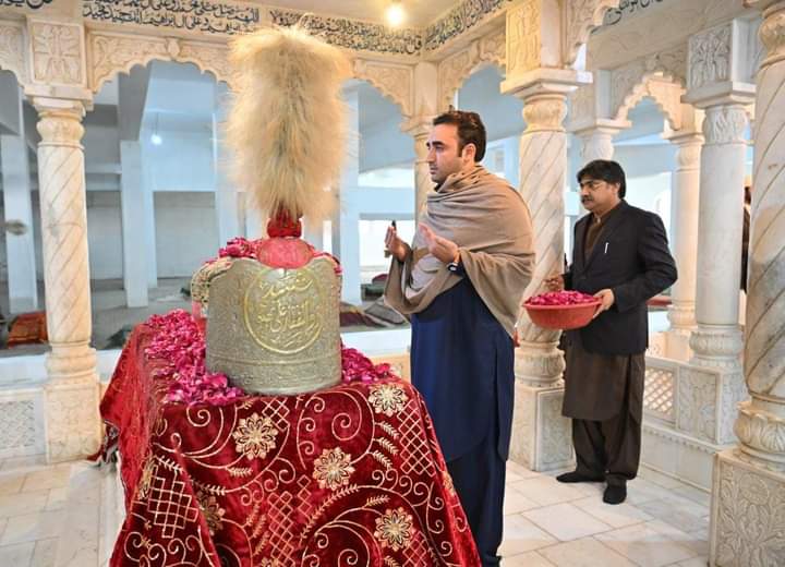 Bilawal visits mausoleum of Bhutto family martyrs