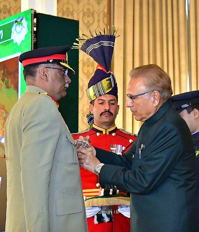 President Dr. Arif Alvi conferring the award of Nishan-i-Imtiaz (Military) upon the Chairman Joint Chiefs of Staff Committee (CJCSC), General Sahir Shamshad Mirza at a special investiture ceremony held at Aiwan-e-Sadr