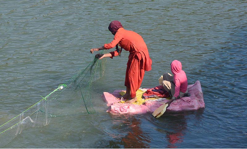 A fisherman catching fishes on the handmade boat at Pinyari Canal
