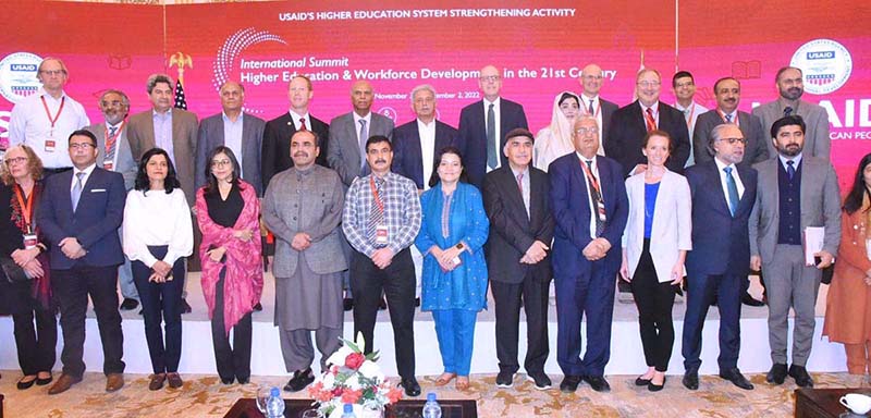 Minister of Federal Education and Professional Training, Rana Tanveer Hussain attended the closing Session on ''International Summit on Higher Education and Workforce Development in 21st Century'' organized by USAID and HEC on Friday, Honorable US Senator of Utah State Mr. Keith Grover also attended the event in a local hotel.