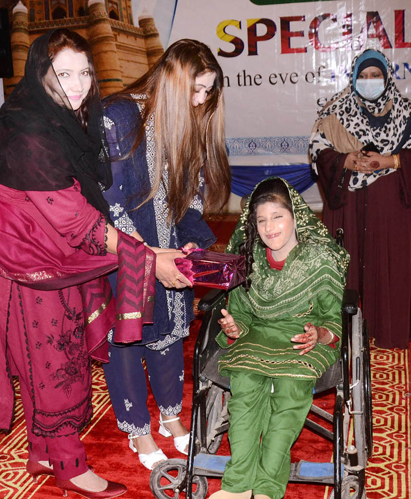 DEO Special Education Ghazala Majid distribute prize among the participant during special children funfair to mark with international disable day organized by Special Education Department at Arts council.