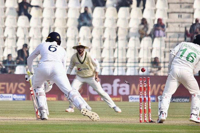 2nd test match playing between Pakistan and England teams at Multan Cricket Stadium
