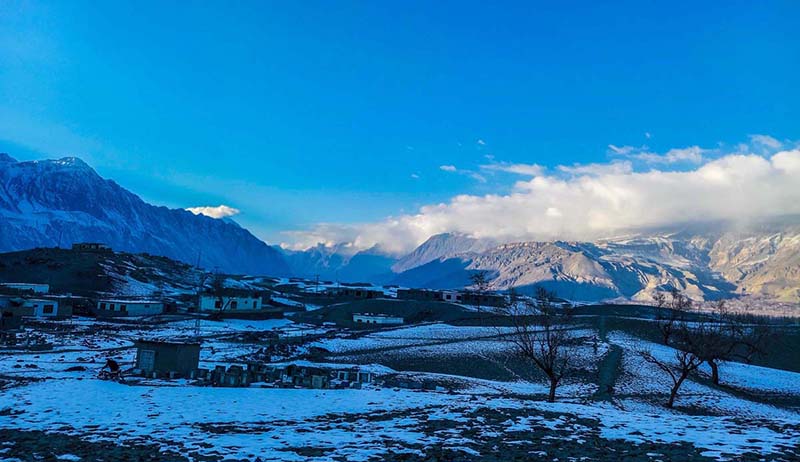 An attractive and eye catching view of the fresh snow covered mountain