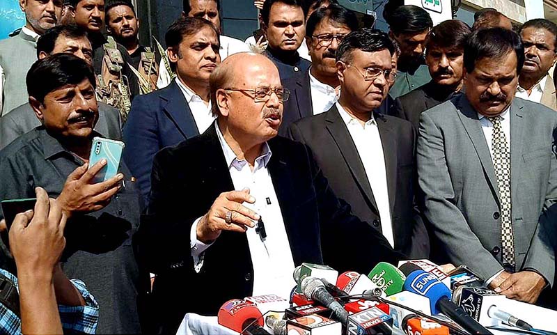 Advisor to CM Sindh for Agriculture Manzoor Hussain Wasan addressing the media persons during Green Farmer Convention at a local banquet