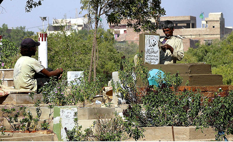 A labor repairing the grave at Tando Yosuf Graveyard.