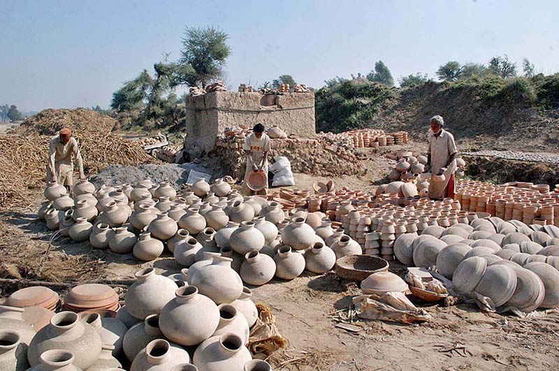 Senior artist making traditional pots at his workplace