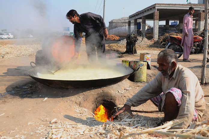 Farmers preparing traditional sweet Gur near Bahawalpur Bypass.