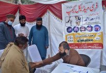 Doctor examine patients in free medical camp organized by Rehmat-ul-Alamin Dastarkhan at Cacutta house