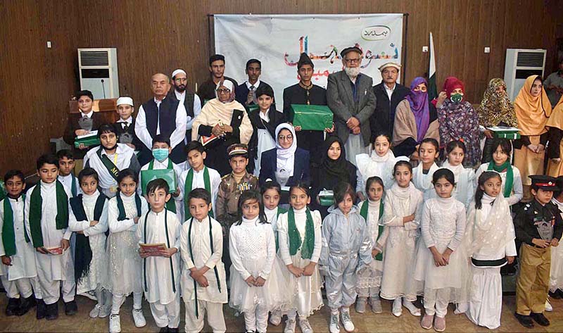 Nazriya Pakistan President, Noreen and Chairman Nazriya Pakistan, Malak Liyaqat Ali Tabasam in a group photo with students and others during Hamdard Naunehal Assembly organized by Hamdard Foundation at Nishtar Hall