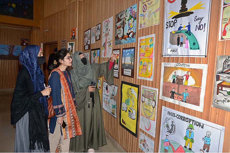 DG NAB Multan Fiaz Ahmad Qureshi viewing the paintings at Bahauddin Zakariya University organized by NAB