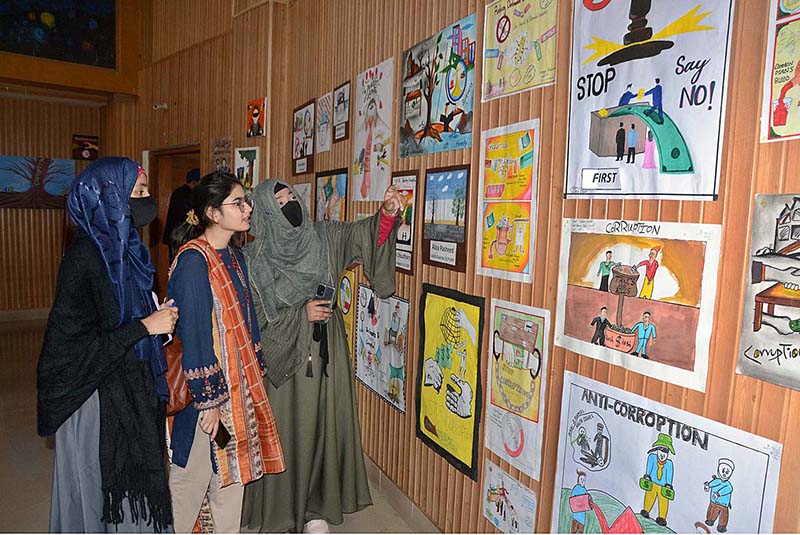 DG NAB Multan Fiaz Ahmad Qureshi viewing the paintings at Bahauddin Zakariya University organized by NAB