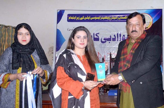 State Minister for Industries and Production, Tasneem Ahmad Qurashi distributing award during APWA Adbi conference at Civil Defence Hall.