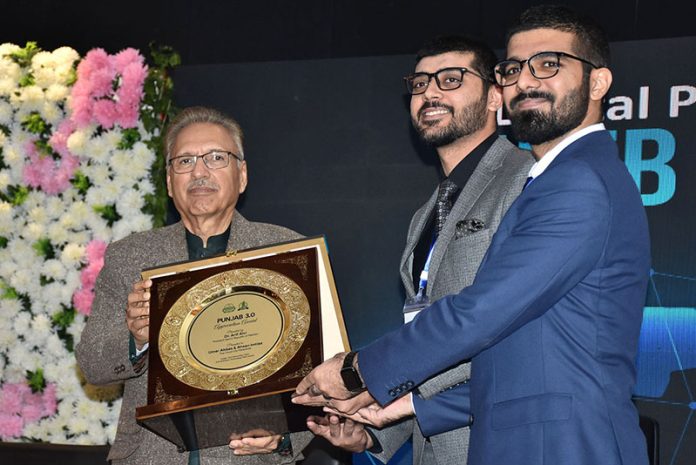 President Dr. Arif Alvi giving away shields to the participants during the launching ceremony of Digital Punjab WEB 3.O organized by the Punjab Information Technology Board (PITB).