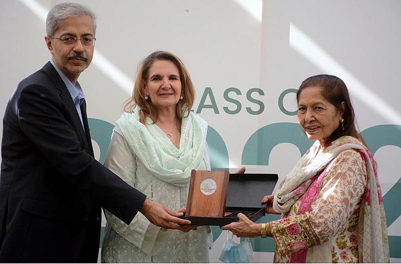 KARACHI: December 06 – First Lady Samina Arif Alvi receiving souvenir from President NOWPDP Amin Hashwani on the occasion of graduation ceremony of the Institute-APP