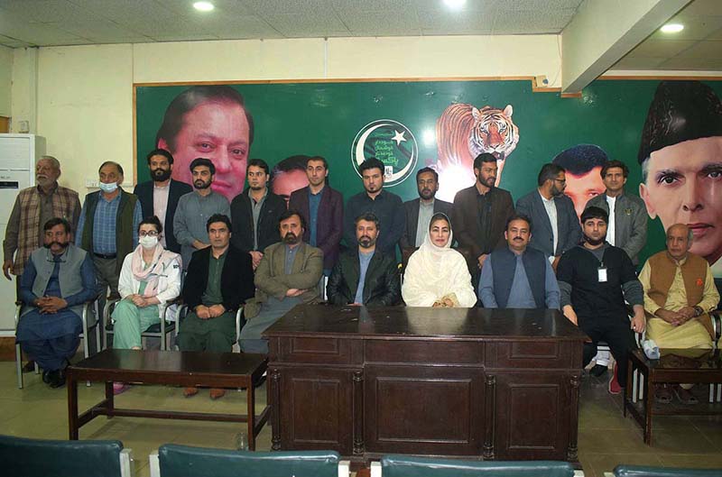 PMLN Vice President Shazia Aurangzeb in a group photo with newly joined Muslim Doctors Forum participants at PMLN Provincial Secretariat