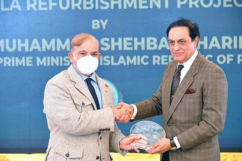 Chairman WAPDA Lt. General (R) Sajjad Ghani presents a souvenir to Prime Minister Shehbaz Sharif at the inauguration ceremony of unit 5 and 6 of Mangla Dam after their refurbishment