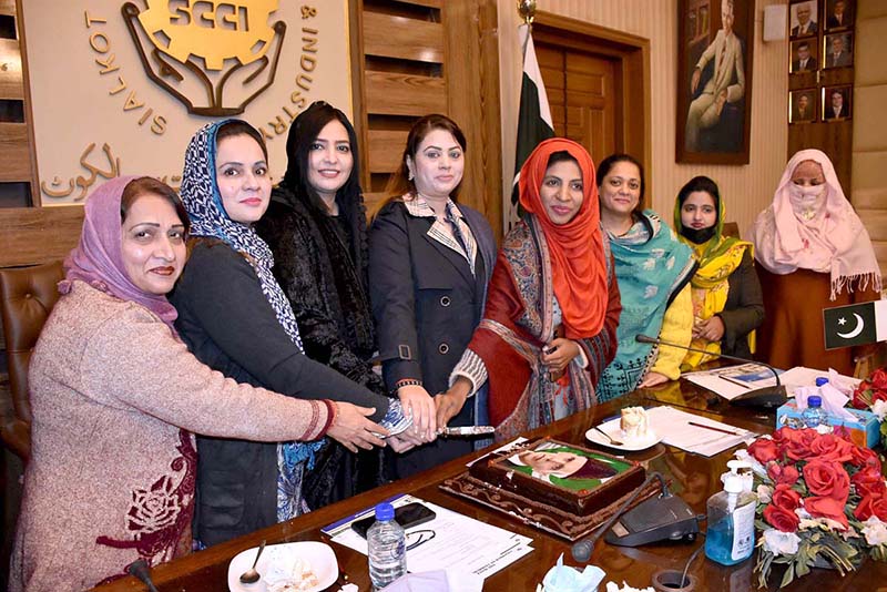 Businessmen women Madam Lubna Advocate, Madam Shabeena Gilani and other members of Women Chamber of Commerce cuts the birthday cake of Quaid-e-Azam Muhammad Ali Jinnah. A