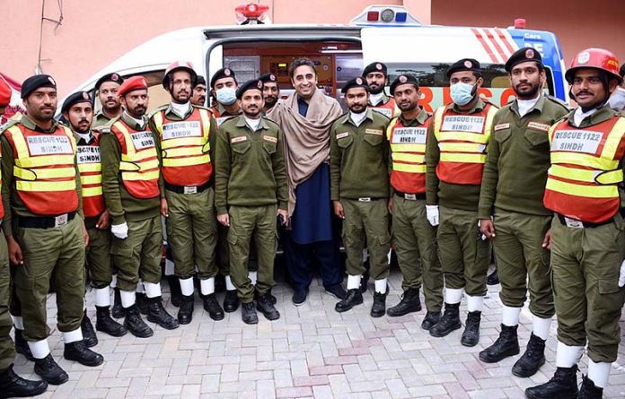 Chairman Pakistan People's Party and Foreign Minister Bilawal Bhutto Zardari in group photo with Rescue 1122 workers during inspecting the newly constructed Medical Emergency Response Center at Chandka Medical Civil Hospital