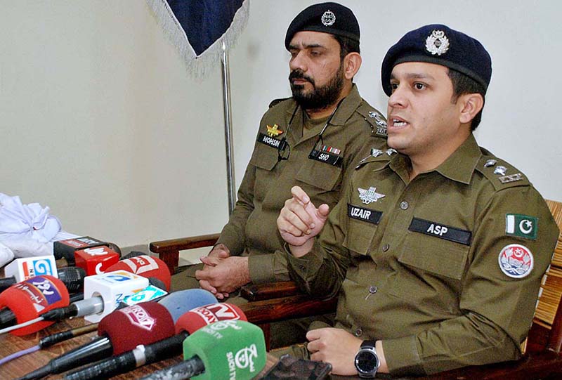 ASP/SDPO City Circle Dr. Aziz Ahmed holding a Press Conference that the Police Station, Civil Line Police tracing the manning group of drug peddlers using modern technology and arresting large-scale drug supply in educational institutions