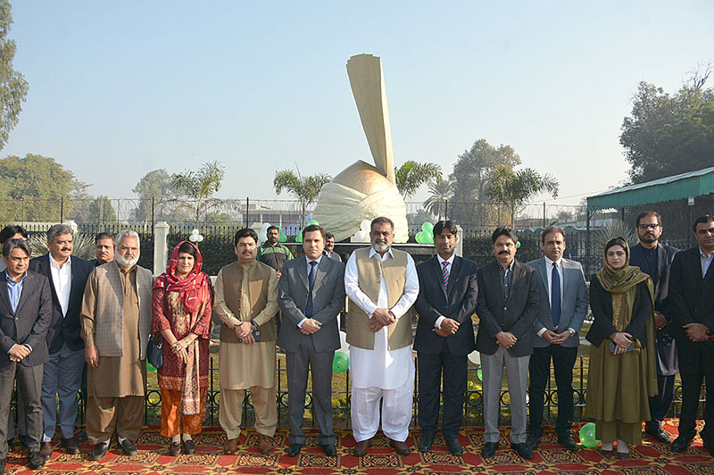 Group photo of Divisional Commissioner Muhammad Shahid Niaz, Deputy Commissioner Imran Hamid Shaikh and other officers for participating in the 118th anniversary celebration of the district.