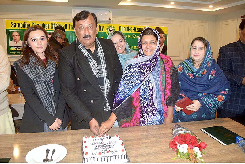 State Minister for Industries and Production Tasneem Ahmed Qureshi with members of Sargodha Chamber of Small Traders and Industries cutting cake to celebrate birthday of Quid-e-Azam.