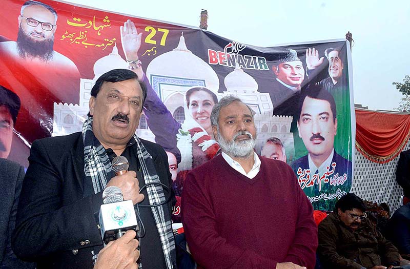 State Minister for Industries and Production Tasneem Ahmed Qureshi with members of Sargodha Chamber of Small Traders and Industries cutting cake to celebrate birthday of Quid-e-Azam.