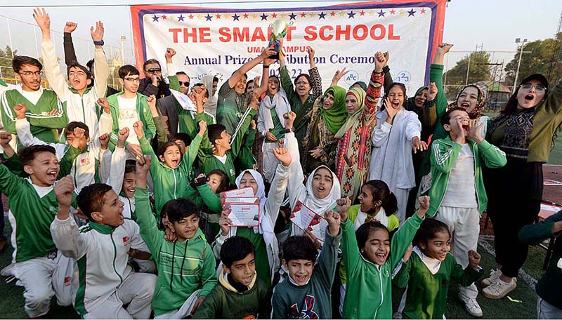 A group photo of winner team with trophy during Annual Sports Gala of The Smart School at Jinnah Park