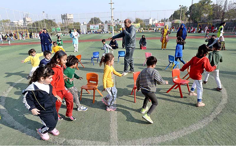 A group photo of winner team with trophy during Annual Sports Gala of The Smart School at Jinnah Park