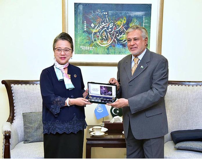 Federal Minister for Finance & Revenue Senator Mohammad Ishaq Dar presenting souvenir to Under Secretary General of the UN\Executive Secretary of EXCAP Ms. Arminda Salsiah Alisjahbana at Finance Division