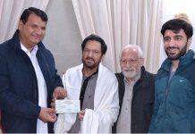 Engineer Amir Muqam, Advisor to Prime Minister for Political & Public Affairs presenting a Cheque of Rs. 10 Million to Famous Actor Firdous Jamal, from Artists Welfare Fund on behalf of Prime Minister