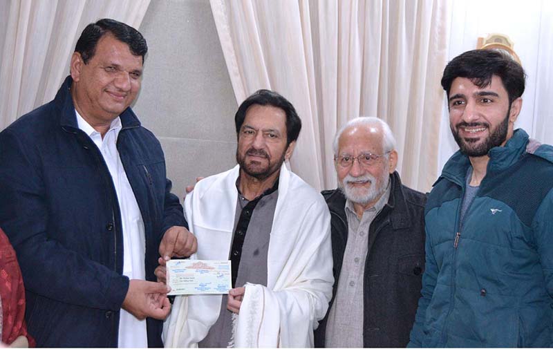 Engineer Amir Muqam, Advisor to Prime Minister for Political & Public Affairs presenting a Cheque of Rs. 10 Million to Famous Actor Firdous Jamal, from Artists Welfare Fund on behalf of Prime Minister