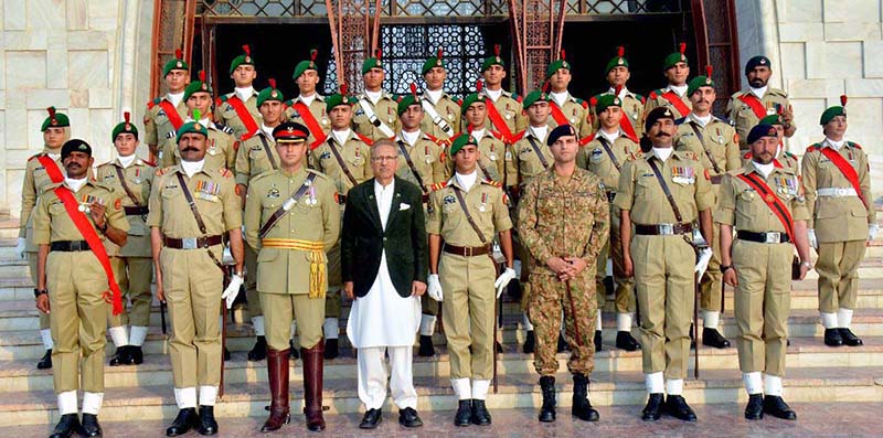 President Dr Arif Alvi in a group photo at the mausoleum of Quaid e Azam.