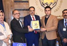 President SCCI Abdul Gafoor Malik presenting a shield to Mirza Khalid Ameen head of delegation inland study tour 32th Midcareer Management Course Lahore NIM at SCCI