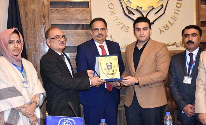 President SCCI Abdul Gafoor Malik presenting a shield to Mirza Khalid Ameen head of delegation inland study tour 32th Midcareer Management Course Lahore NIM at SCCI
