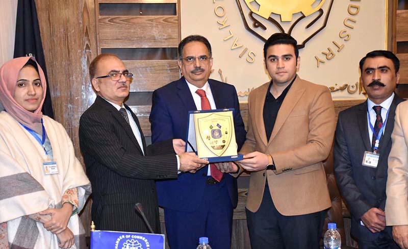 President SCCI Abdul Gafoor Malik presenting a shield to Mirza Khalid Ameen head of delegation inland study tour 32th Midcareer Management Course Lahore NIM at SCCI