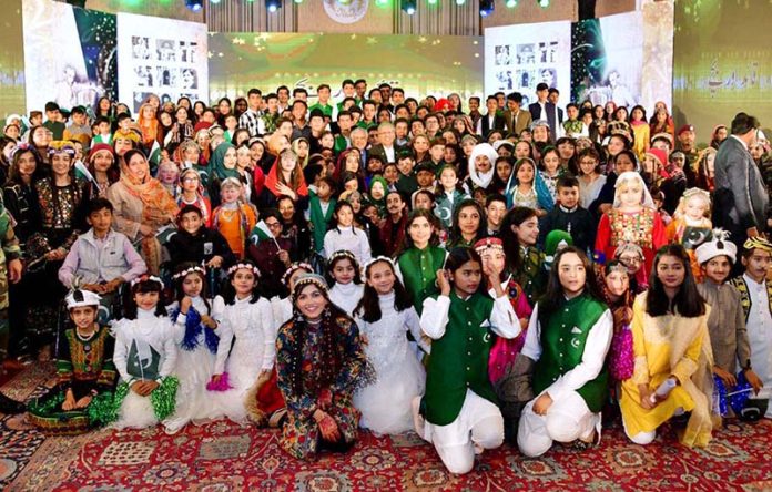 President Dr Arif Alvi along with the Federal Minister for Finance and Revenue Senator Muhammad Ishaq Dar, First Lady Begum Samina Arif Alvi and children in a group photo after cutting cake on Quaid-e-Azam Muhammad Ali Jinnah’ s 146 birth anniversary at Aiwan-e-Sadr.