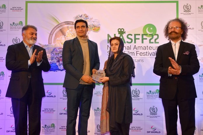 Federal Minister for Information Marriyum Aurangzeb giving souvenir to famous actor Farhan Ali Agha during National Amateur Short Film Festival Award distribution Ceremony at PM Secretariat.