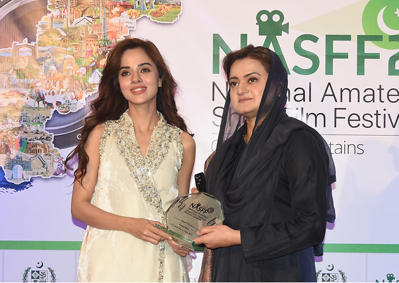Federal Minister for Information Marriyum Aurangzeb giving souvenir to famous actress Komal Meer during National Amateur Short Film Festival Award distribution Ceremony at PM Secretariat.