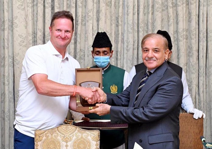 Robert Key receiving a souvenir from Prime Minister Muhammad Shehbaz Sharif on behalf of Captain of England Cricket Team