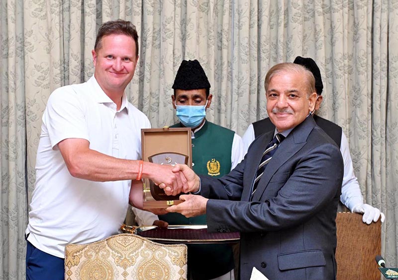 Robert Key receiving a souvenir from Prime Minister Muhammad Shehbaz Sharif on behalf of Captain of England Cricket Team