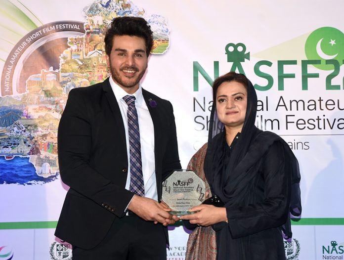 Federal Minister for Information Marriyum Aurangzeb giving souvenir to famous actor Ahsan Khan during National Amateur Short Film Festival Award distribution Ceremony at PM Secretariat.