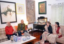 President Dr. Arif Alvi along with the First Lady, Begum Samina Arif Alvi, called on prominent Urdu poet and author, Mr. Anwar Maqsood, at his residence.