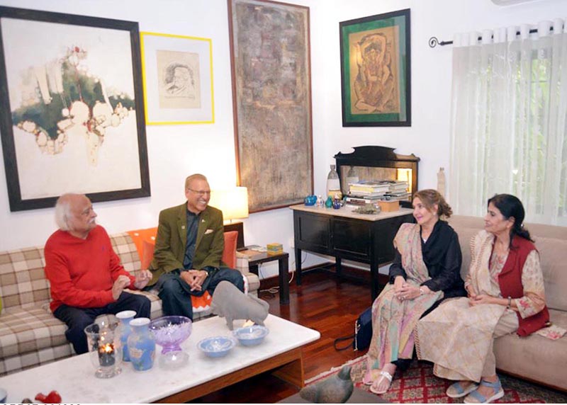 President Dr. Arif Alvi along with the First Lady, Begum Samina Arif Alvi, called on prominent Urdu poet and author, Mr. Anwar Maqsood, at his residence.