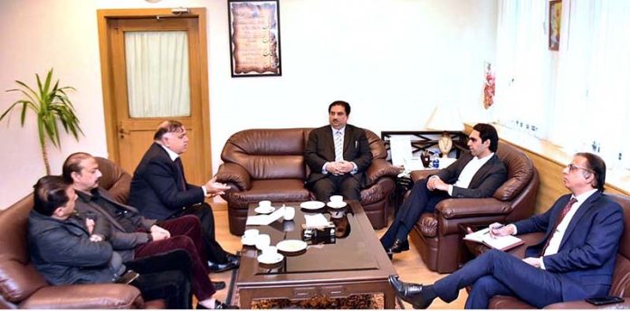 Federal Minister for Industries and Production, Syed Murtaza Mahmud talking to a delegation of Gujranwala Chamber of Commerce and Industry (GCCI), which called on him under the leadership of Federal Minister for Water and Power, Khurram Dastgir Khan