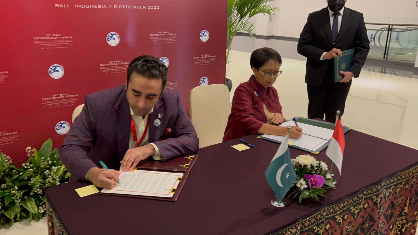 FMs of Pakistan, Indonesia ink MoU on setting up JMC