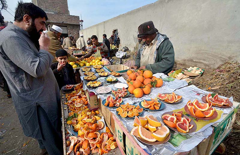 Vendor selling and displaying oranges to attract the customers at Fruit Mandi