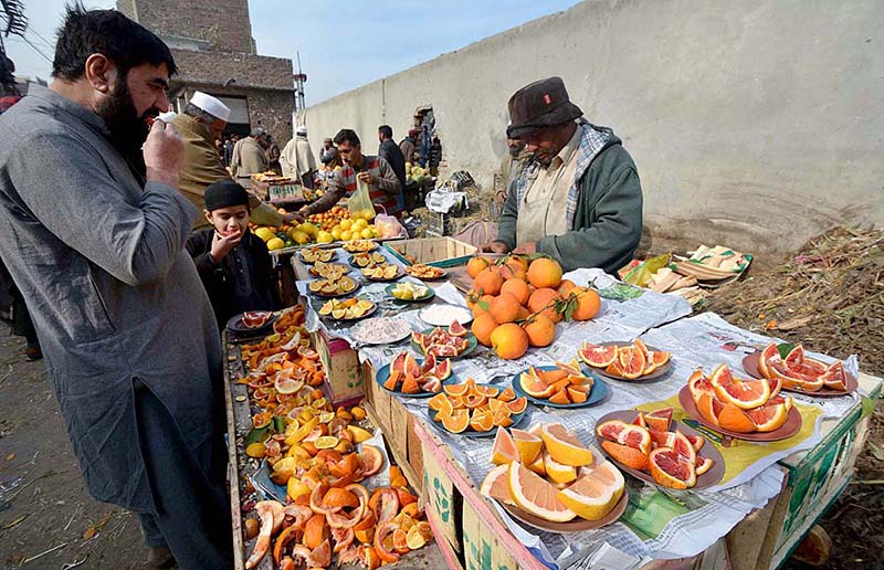 Vendor selling and displaying oranges to attract the customers at Fruit Mandi