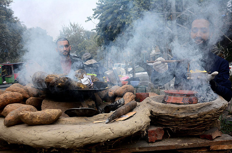 Vehicles on the way at Ferozepur Road during thick fog that engulfs the entire city