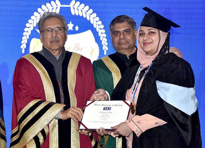 President Dr. Arif Alvi distributing Degrees among the students during the 12th Convocation of Virtual University